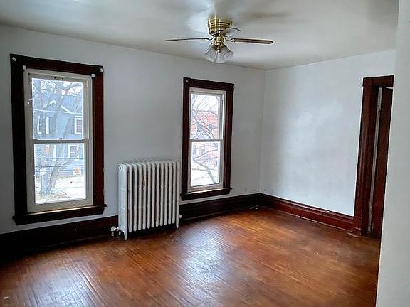 2nd image of 226 W Illinois St #2