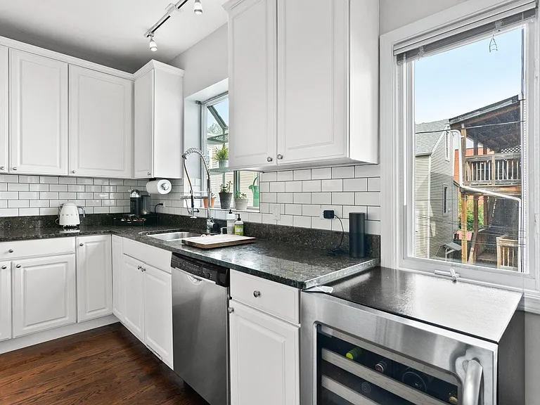 1616 W Altgeld St — Photo 13