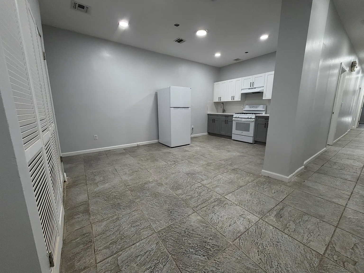 4 bed, 1.5 bath, 1100 sqft, $2,000 — Photo 2