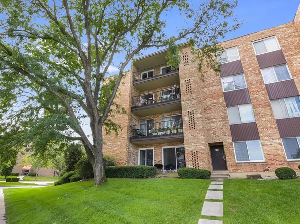 500 W Huntington Commons Rd APT 157, Mount Prospect, IL 60056