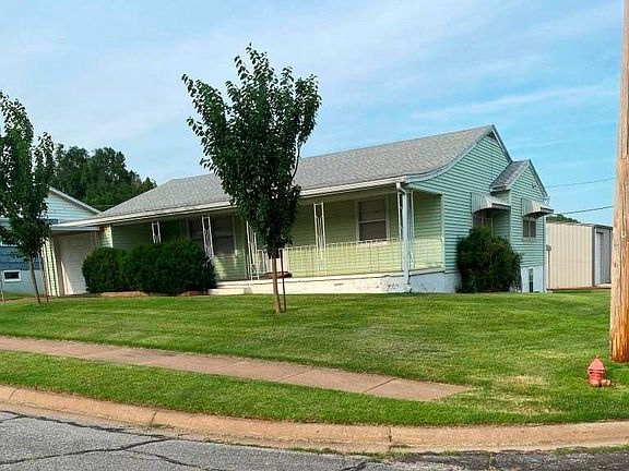 3rd image of 900 N Cedar St