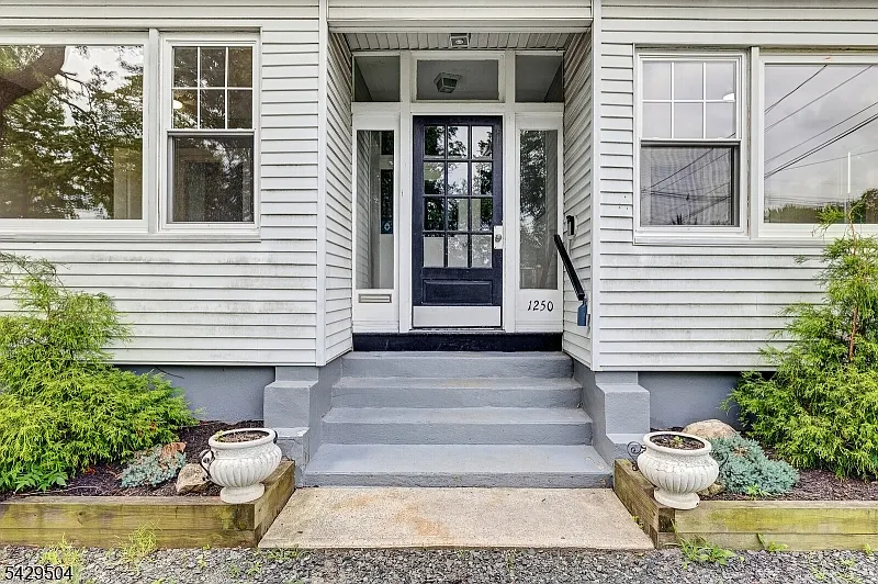 3 bed, 1.0 bath, $3,395 — Photo 4