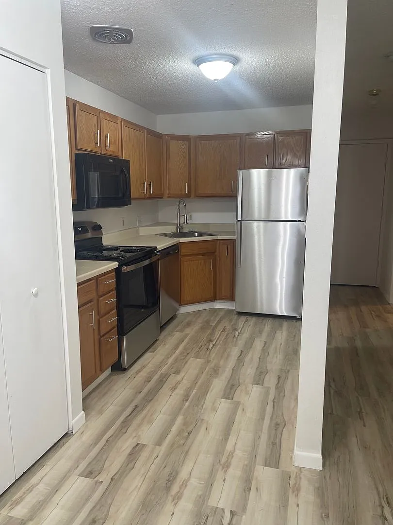 Burbank Village Apartments — Photo 1