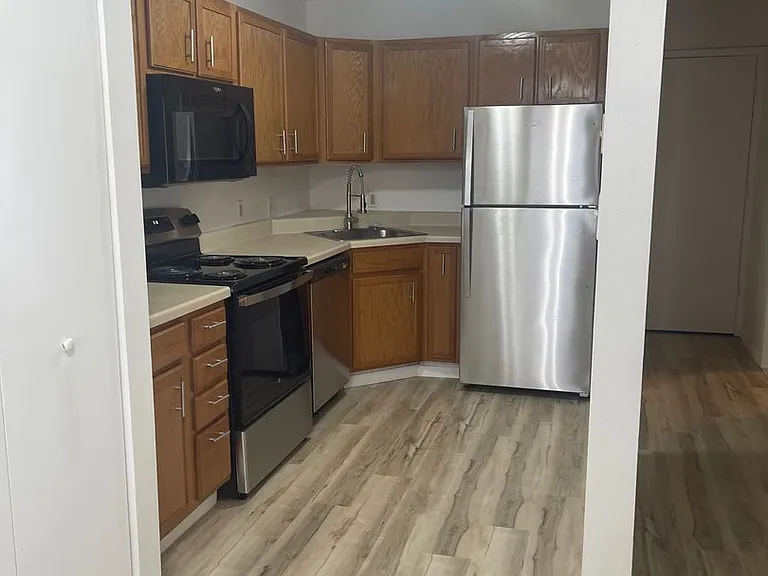 Burbank Village Apartments — Photo 1