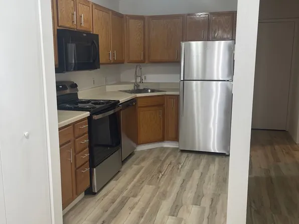 Burbank Village Apartments, 408 E 13th St #23, Pella, IA 50219