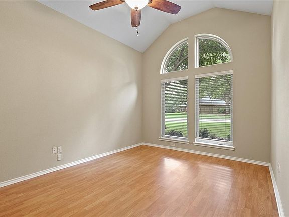 4th image of 1017 Glen Oak Dr