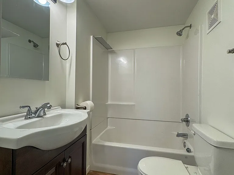 1085 E Ave NE — Photo 8