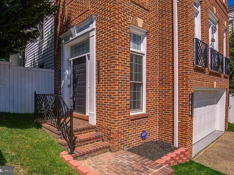 1628 Great Falls St — Photo 5