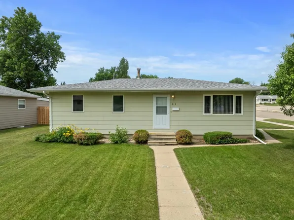 213 22nd St NW, Minot, ND 58703