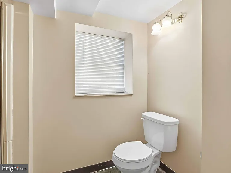 1435 Bolton St — Photo 8
