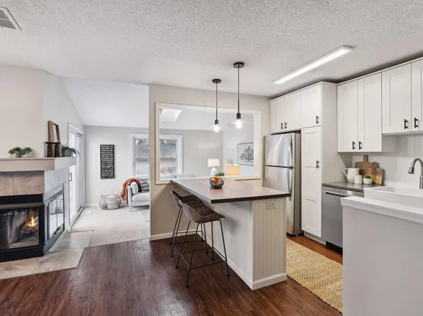 5303 Highpointe Dr, Bloomington, MN 55437