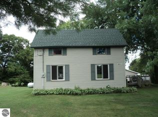 8810 N Vandecar Rd, Farwell, MI 48622