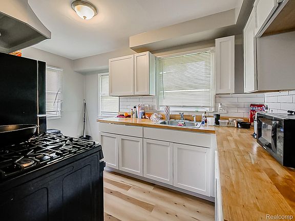 3rd image of 14725 Agnes Ave