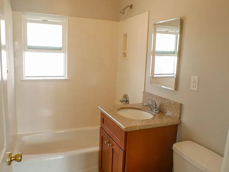 810-812.5 Niantic Ct — Photo 6