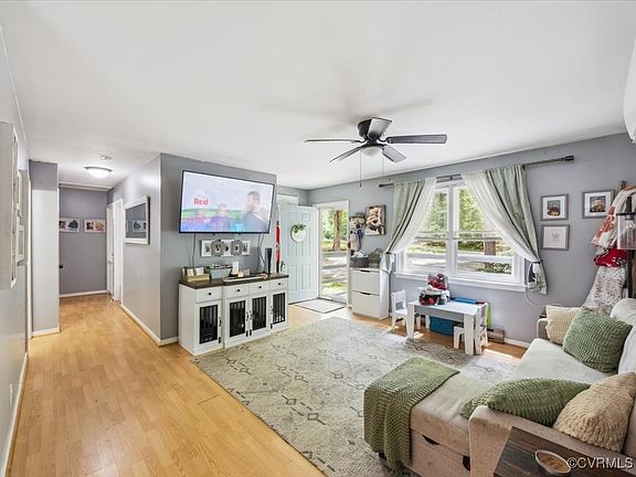 4th image of 2936 Lake Louise Dr