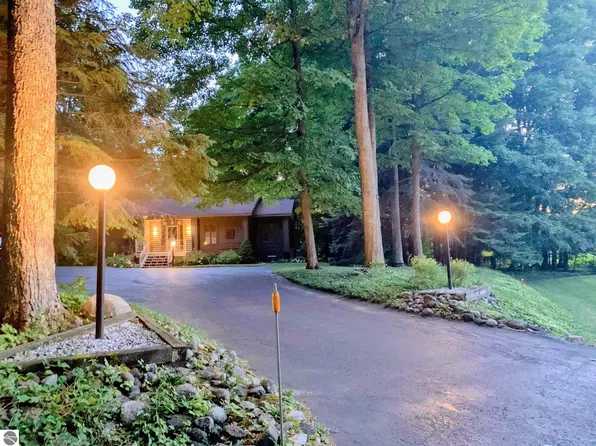5350 Golf View Rd, Bellaire, MI 49615