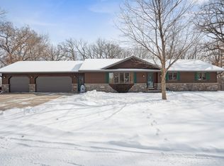 15298 Briarwood Dr, Peosta, IA 52068