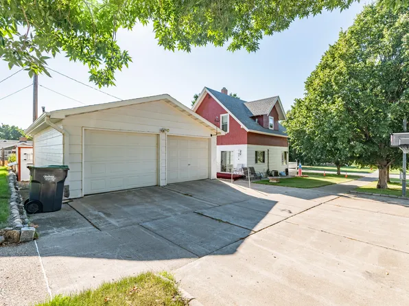 710 1st St NW, Mandan, ND 58554