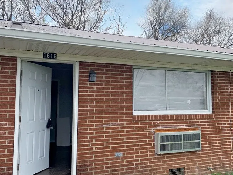 1619 Jefferson St — Photo 3