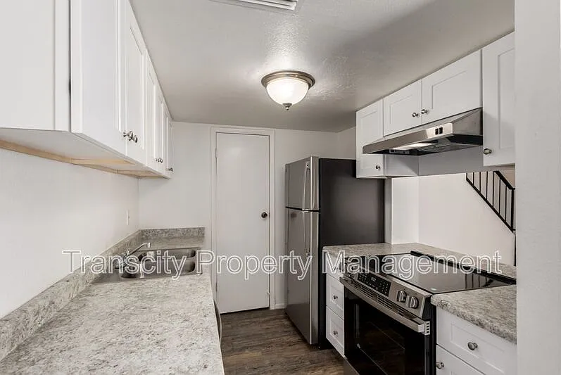 3 bed, 1.0 bath, 932 sqft, $1,495 — Photo 3