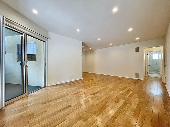 2nd image of 929 N San Vicente Blvd APT 2