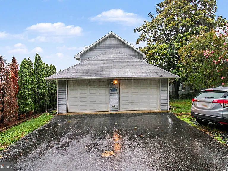 1702 Oakfield Ave — Photo 1