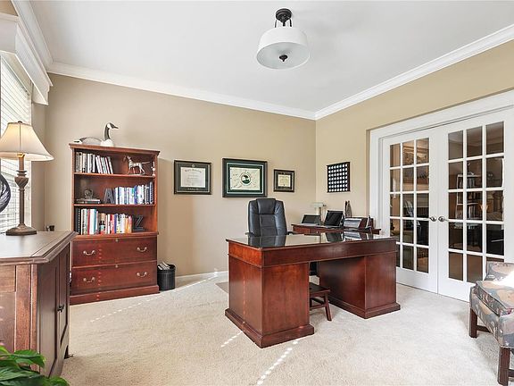 5th image of 806 Woodsdale Ct