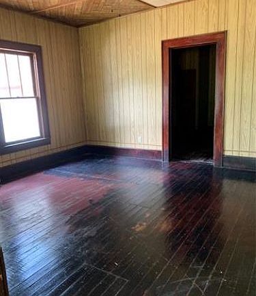 2nd image of 209 2nd St