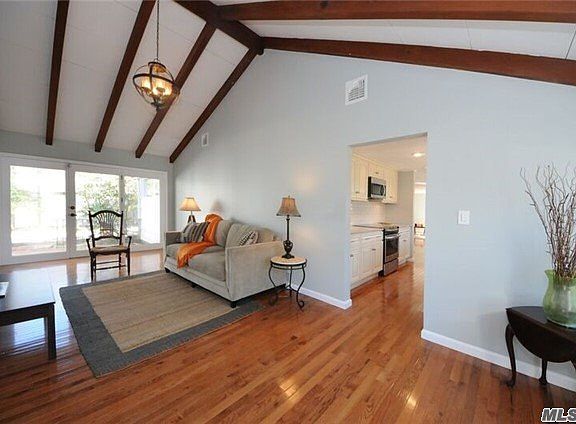4th image of 18 Hemlock Ln