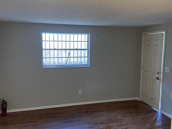 4th image of 925 N Castle Ct #B