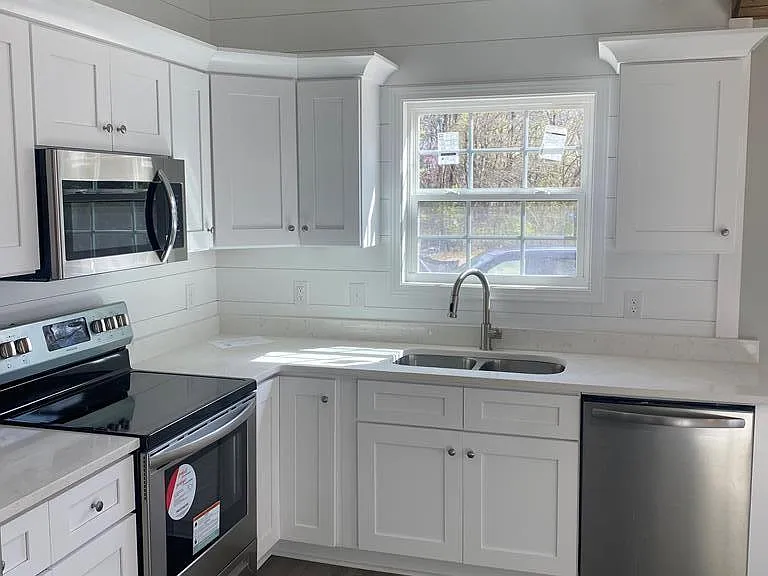 1135 Veterans Dr — Photo 3