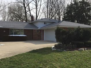 1661 N Circle View Dr, Seven Hills, OH 44131