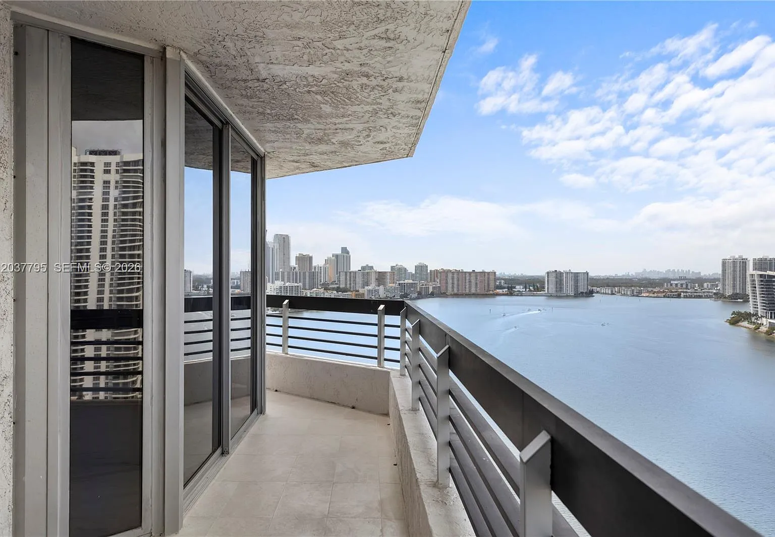 Mystic Pointe Condo No Tw — Photo 1