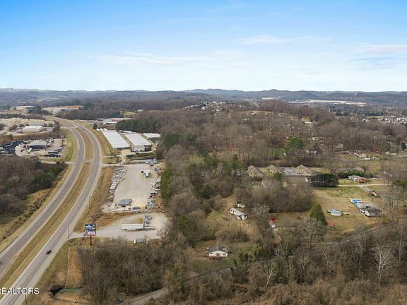 4th image of 2111 Woods Creek Rd