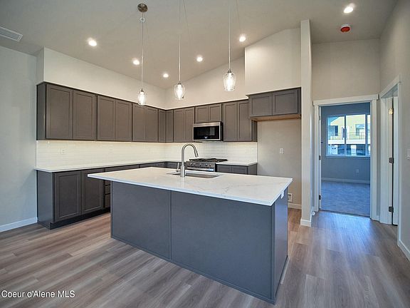 3rd image of 900 E Railroad Ave #102