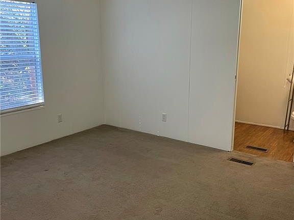5th image of 165 Lea Ln