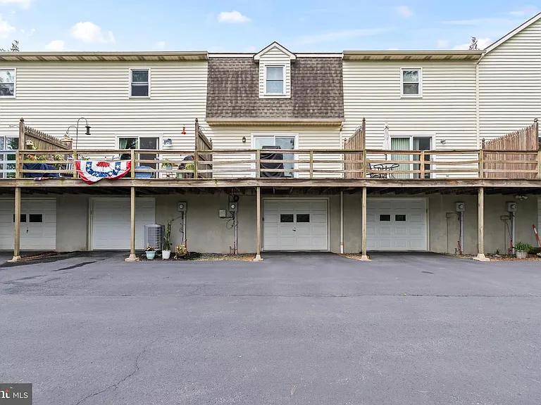 14 Garden Ct — Photo 2