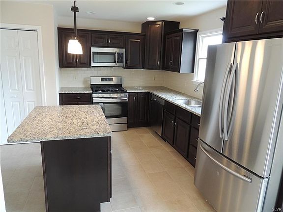 5th image of 21 Fort Lee Ct