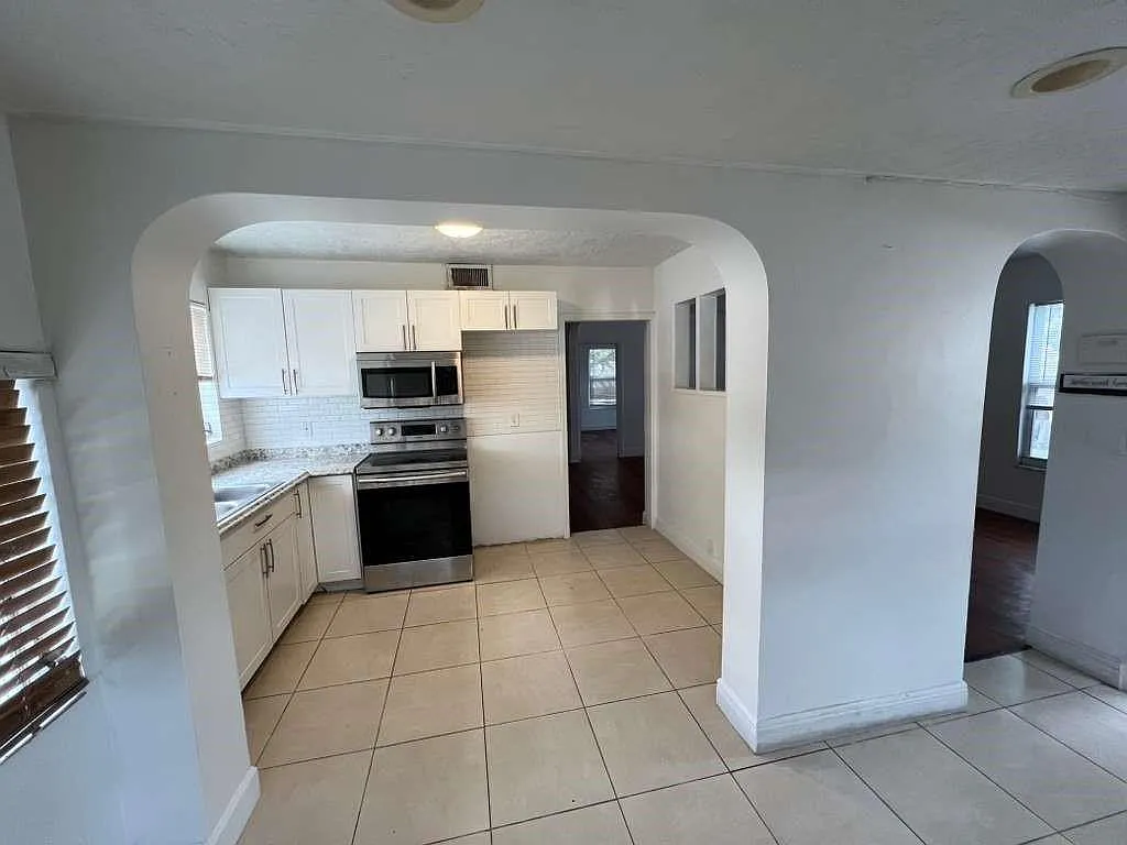 Building Photo - 708 NE 4th St #2