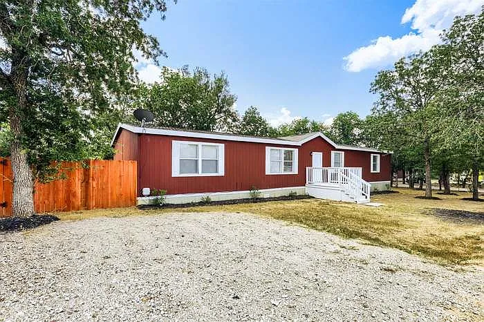 4 bed, 2.0 bath, 1980 sqft, $1,467 — Photo 2