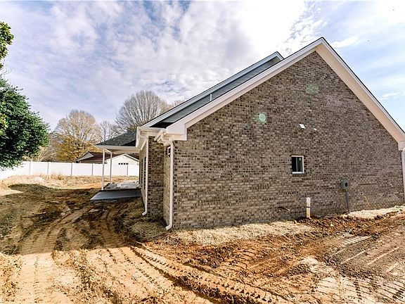 5th image of 442 Fernwood Dr