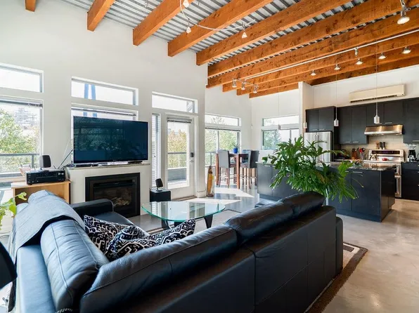 1075 W 1st St #301, North Vancouver, BC V7P 3T4