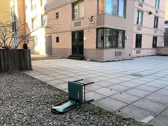 2nd image of 60 Henry St Office 1R