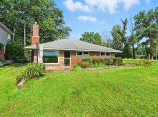 8814 Pellett Dr, Whitmore Lake, MI 48189