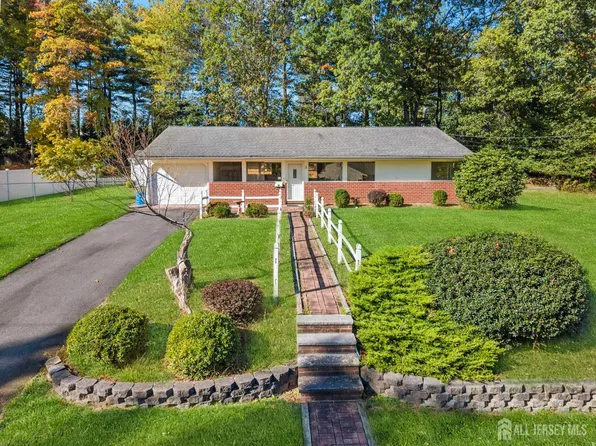 3 Halsey Rd, Kendall Park, NJ 08824