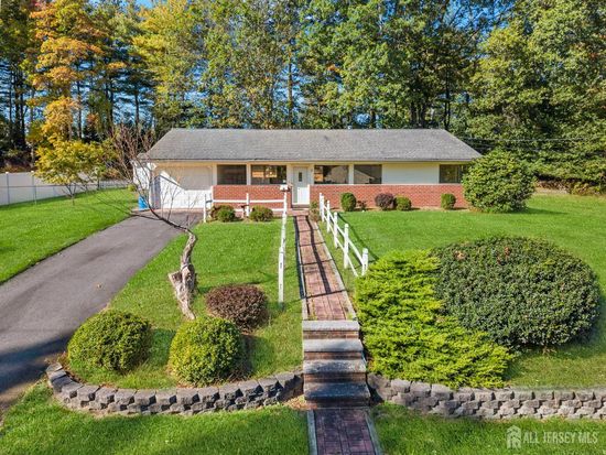 3 Halsey Rd, Kendall Park, NJ 08824