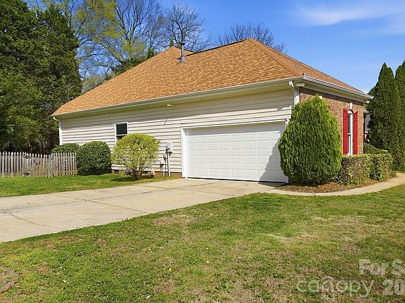 3rd image of 9332 Broken Pine Ln