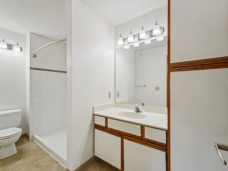 Oaks Lincoln Apartments — Photo 16