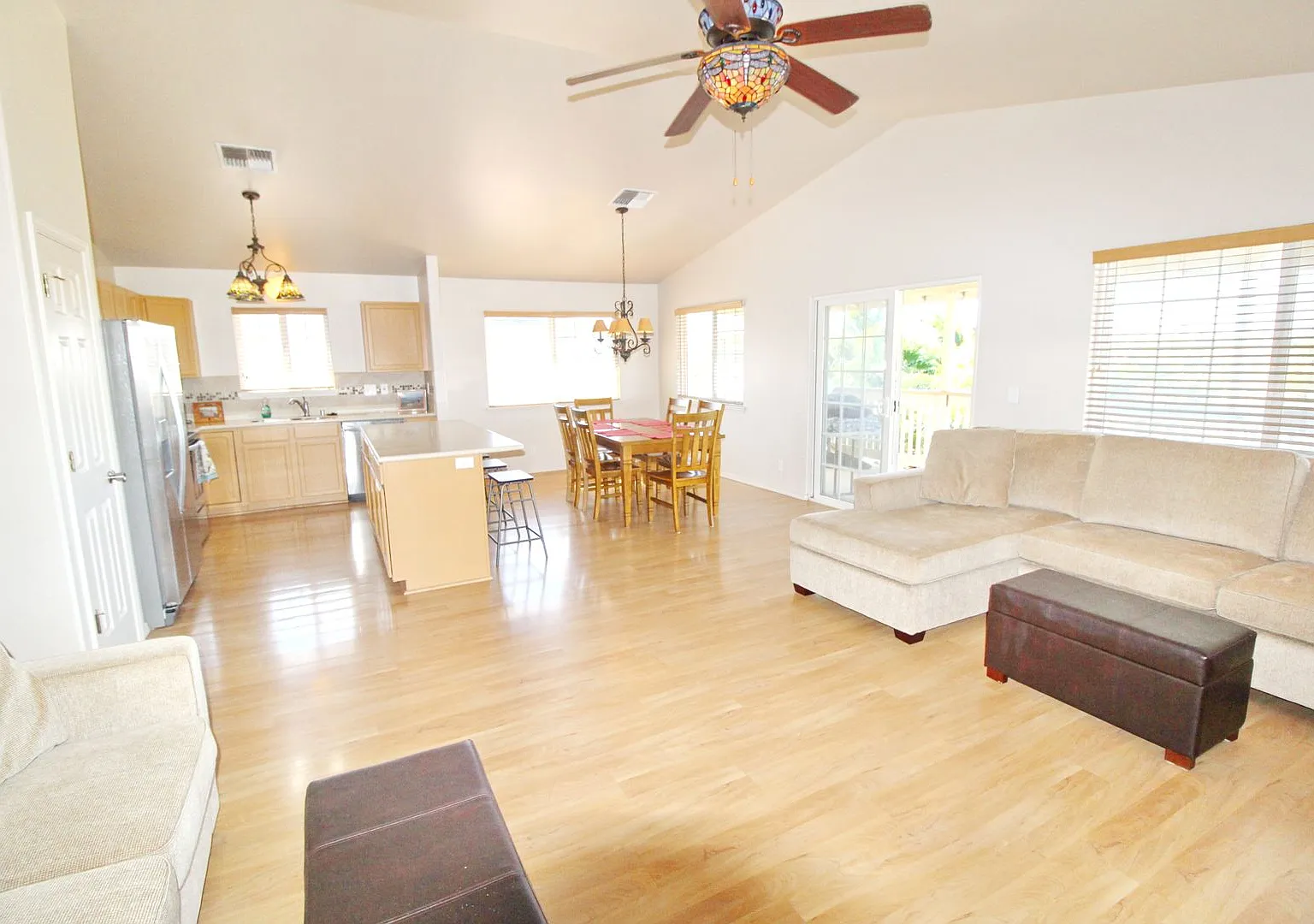 Malimali Street home with garage, fenced yard, central A/C, stainless steel kitchen appliances & ... — Photo 4