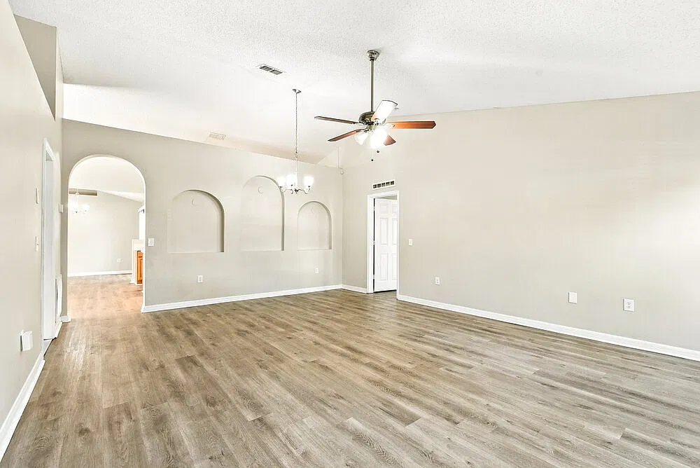 3 bed, 2.0 bath, 1976 sqft, $2,330 — Photo 4